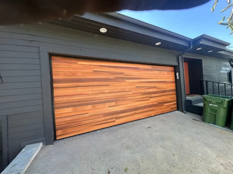Modern wood-look garage door, a PLL project